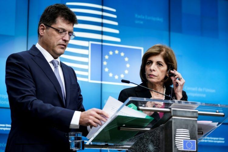 El comisario Janez Lenarcic y su colega de Sanidad, Stella Kyriakides, durante una rueda de prensa sobre el coronavirus que dieron el 6 de marzo de 2020 en Bruselas, tras una reunión con los ministros de Sanidad de la UE. Foto: AFP/Archivos / Kenzo Tribouillard.