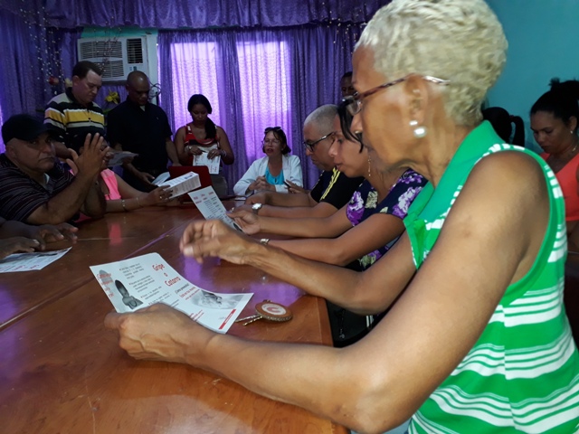 Durante las audiencias, los especialistas de salud circulan plegables con las normas de higiene y protección adecuadas. Foto: Adriana Rojas Preval