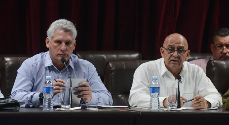 El Presidente de la República, Miguel Díaz-Canel Bermúdez y el titular de la Construcción, René Mesa Villafaña. Foto: Marcelino Vázquez Hernández.