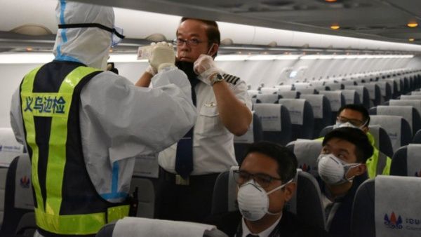 Verifican identidad de un tripulante de un avión en al Aeropuerto Internacional de Yiwu. (Foto: Xinhua)