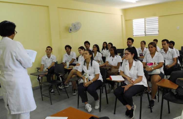 En el policlínico Plaza de la Revolución los estudiantes de Medicina reciben una información actualizada sobre los principales signos y síntomas de la enfermedad. Foto: Agustín Borrego