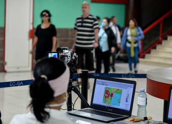 Cuba has equipped all ports of entry with advanced technology to monitor individuals arriving and detect any sign of Covid-19 infection. Photo: Ariel Cecilio Lemus Alvarez
