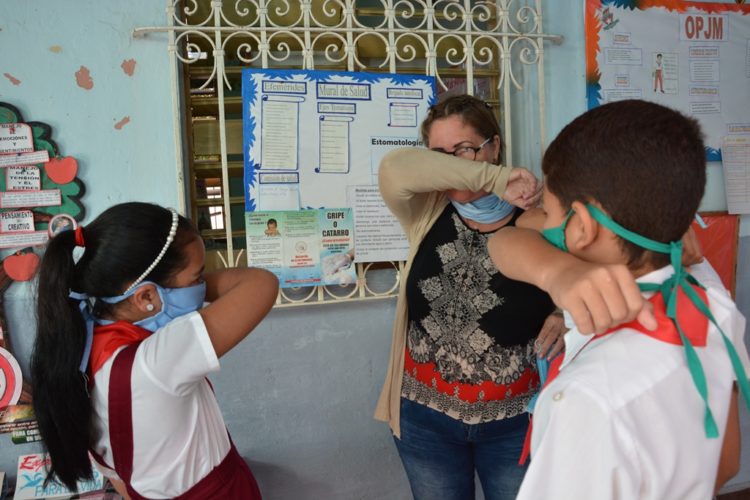 Las medidas higiénicas que personalmente puede aplicar una persona al toser son enseñadas a los niños. Foto: Armando Contreras Tamayo