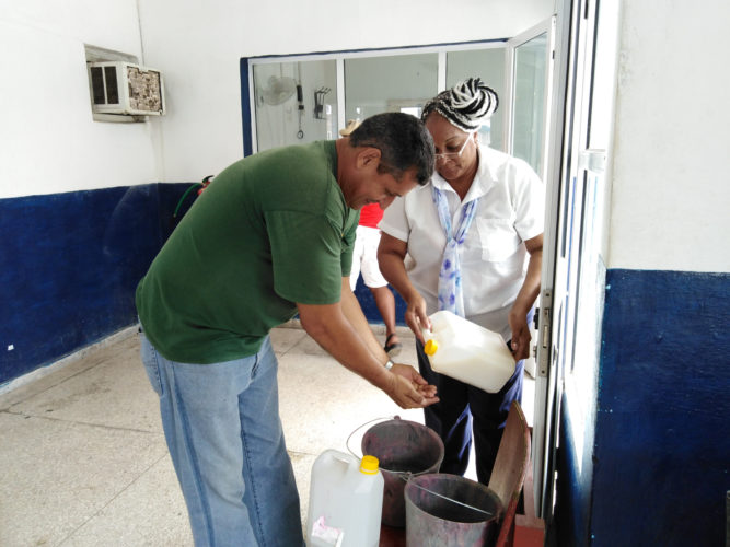El lavado de las manos de todo el personal que llegue a la terminal de trenes es la primera barrera de contención (Foto: de la autora)