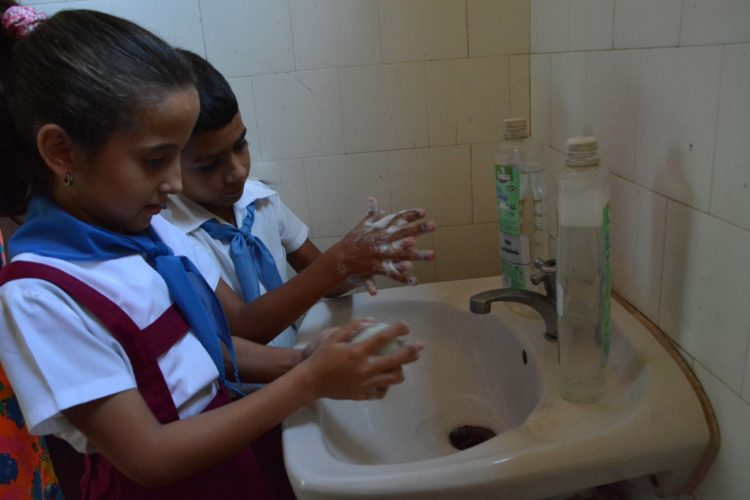 El correcto y frecuente lavado de las manos se ejecuta sistemáticamente. Foto: Armando Contreras Tamayo