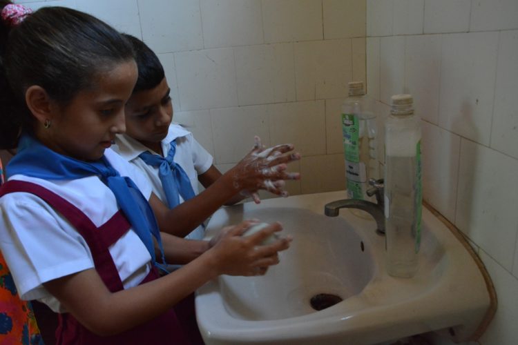 El correcto y frecuente lavado de las manos se ejecuta sistemáticamente. Foto: Armando Contreras Tamayo