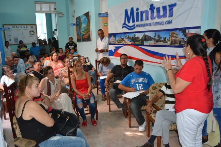 Los trabajadores no estatales reciben una capacitación para atender a los turistas extranjeros. Foto: Armando Contreras Tamayo