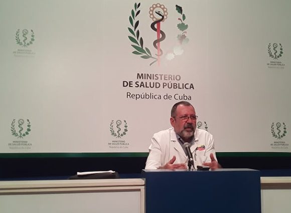 José Raúl de Armas, jefe del Departamento de Enfermedades Transmisibles del Ministerio de Salud Pública, en el Centro de Prensa Internacional. Foto: Lisandra Fariñas/Cubadebate