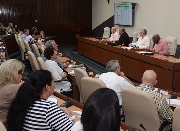 Miguel Díaz-Canel preside reunión para dar seguimiento a la situación del nuevo Coronavirus en Cuba. Foto: Estudios Revolución