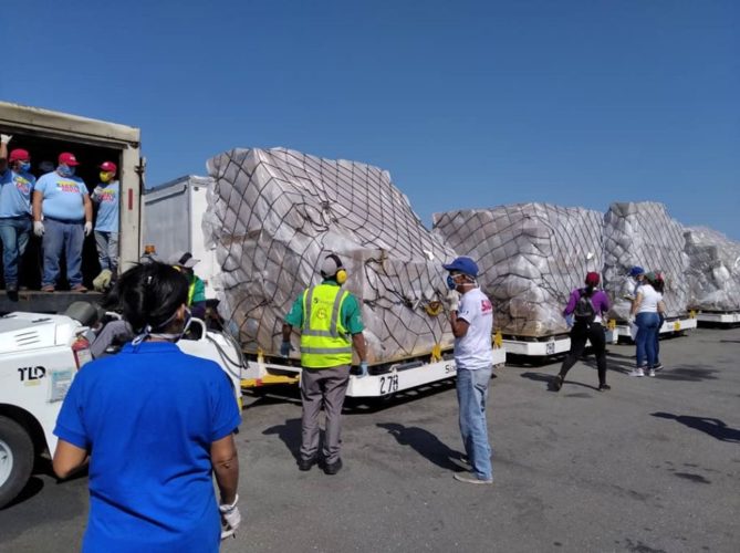 Colaboradores cubanos participan en la recepción de ayuda china para enfrentar la pandemia en Venezuela. Foto: Sitio Cuba Coopera Venezuela