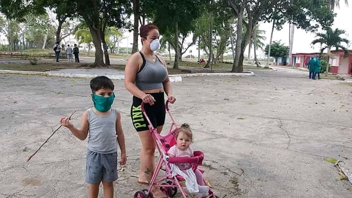 Helen, junto a sus niños, agradece la oportunidad de velar por su salud y la protección que esto les otorga. Foto: Bárbara Suárez Ávalo