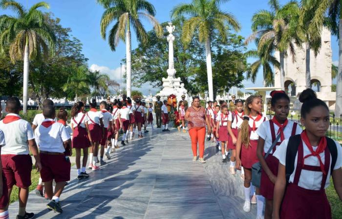 The people of Santiago paid tribute to Céspedes, on behalf of the entire nation. Photo: Miguel Rubiera Justiz/AIN