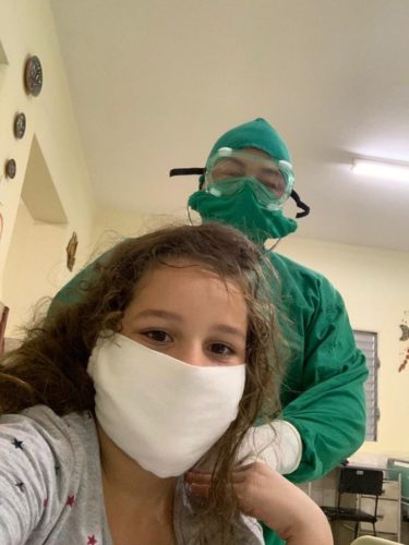 Custodiada por el pediatra Vladimir Rodríguez Brunet, se puede observar mucha esperanza de pronta recuperación en los ojos de Vanesa.