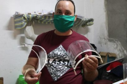 Trabajadores por cuenta propia fabrican mascarillas contra la Covid-19 (+Fotos)
