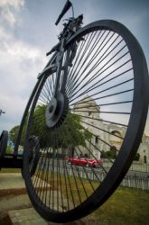 En la pasada XIII Bienal de La Habana, Martha donó una escultura de gran formato titulada Contra viento y marea, perteneciente a la serie El viaje, con motivo del aniversario 500 de la fundación de la ciudad.