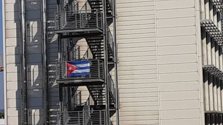 Bandera cubana frente a la residencia de los médicos cubanos en Turín Italia