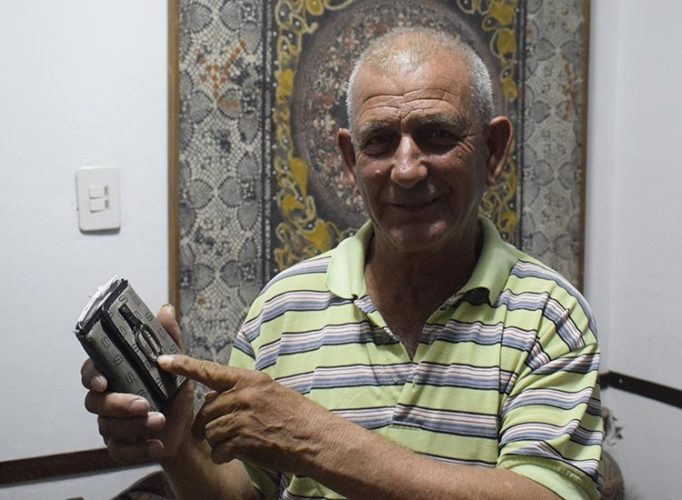 Jorge Villamil Morales muestra la cartera que fue rescatada por los buzos. Foto: Agustin Borrero
