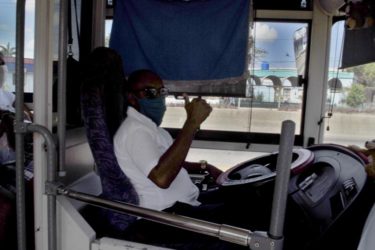 Comprobamos en ómnibus de la capital, que se está haciendo vital el empleo de las mascarillas, tanto por los choferes, como por los pasajeros.