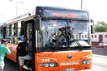 En el Metrobús P-12, de Santiago de Las Vegas, en La Habana, vimos cómo los viajeros portaban sus nasobucos y él chofer exigía para que esto se efectuara.