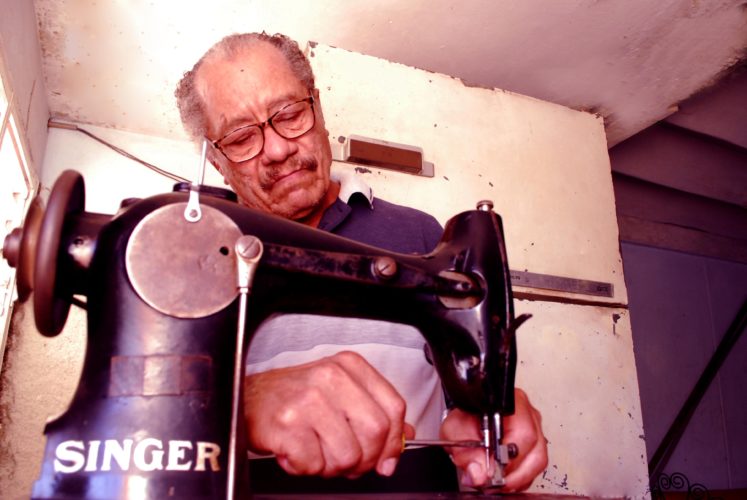 Richard Antela Fajardo repara con profesionalidad las máquinas de coser. Foto: Agustín Borrero.