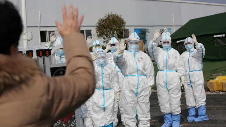 Médicos despiden a un paciente curado de covid-19 y dado de alta de un hospital de Wuhan, China China Daily / Reuters