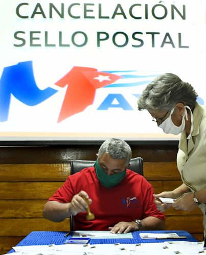 Ulises Guilarte en la cancelación del sello postal por el Primero de Mayo. Foto: Joaquín Hernández Mena