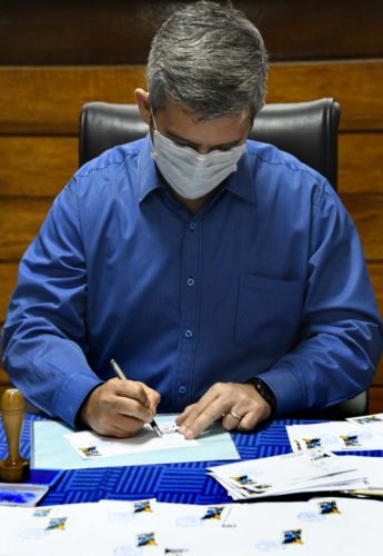 Jorge Luis Perdomo en la cancelación del sello postal por el Primero de Mayo. Foto: Joaquín Hernández Mena