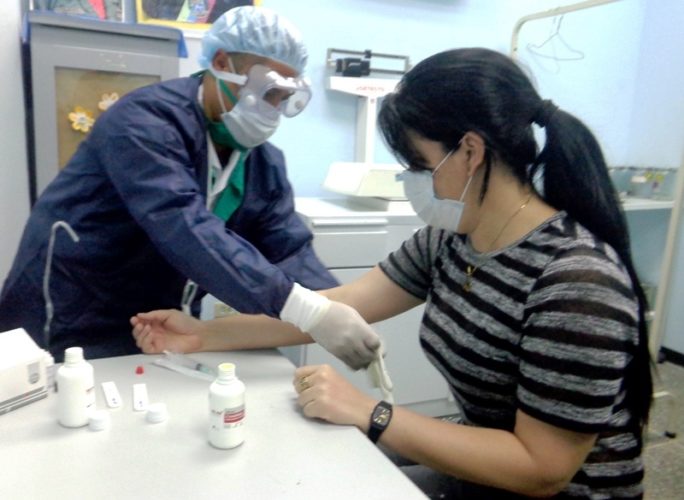 La realización de las pruebas rápidas a los colaboradores es garantía para preservar su salud. Foto: Jorge Pérez Cruz