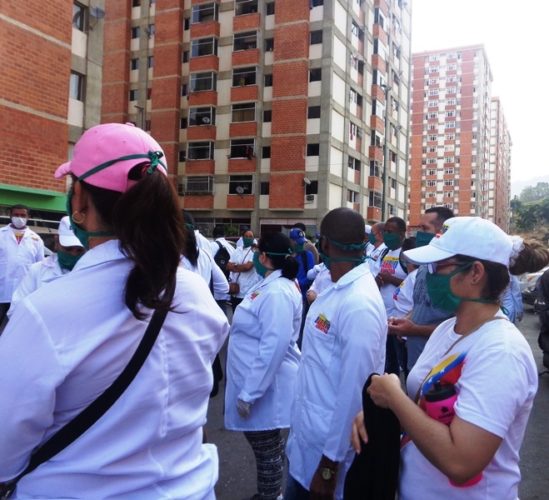 Un ejército de batas blanca cerca la pandemia. Foto: Jorge Pérez Cruz