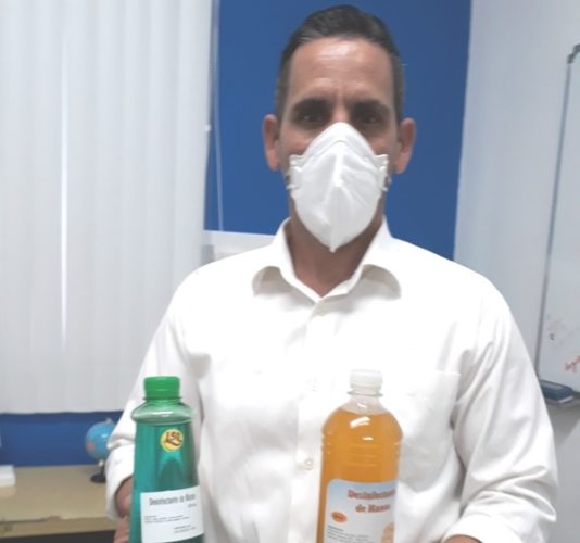 La Unidad Empresarial de Base (UEB) Suchel-Jovel produce desinfectantes de manos y de superficie con base de cloro y de alcohol. Foto: Noryis