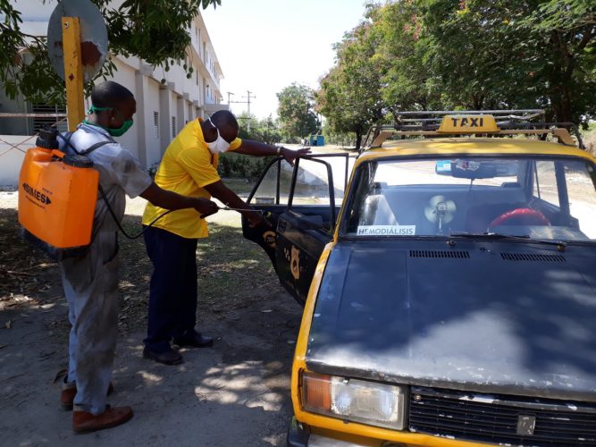 La desinfección de los taxis que prestan el servicio de hemodiálisis es un requerimiento invariable en aras de cuidar la salud de pacientes y choferes