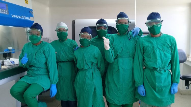 De izquierda a derecha Liena, María Victoria, Linet, Maikel, Mabis y Ulises, parte del equipo que conforman los 15 trabajadores del laboratorio santiaguero.