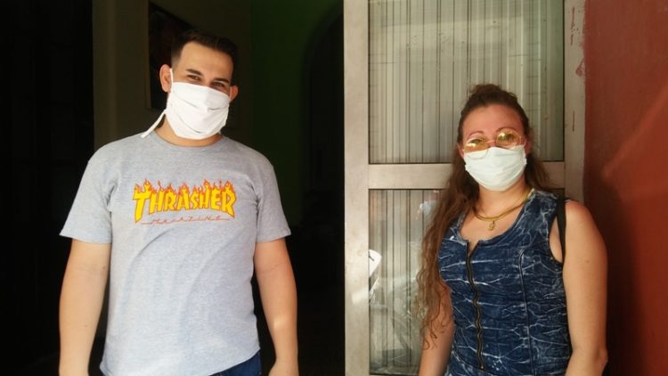 El cierre del sector turístico provocado por la Covid-19 sacó de sus puestos labores a cientos de trabajadores como a Yadiel y a Yiansy, reubicados en nuevas funciones. Foto: Noryis