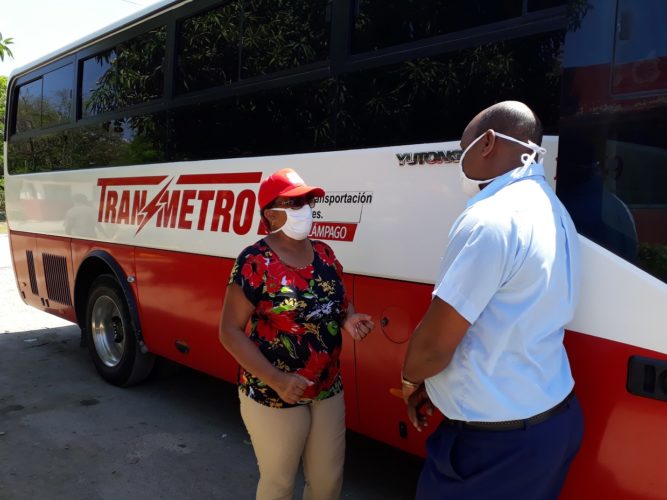 Milagros Clavel Martínez, secretaria general del Sindicato de Trabajadores de Transporte y Puertos intercambia con dirigentes de base para organizar la celebración de este 1 de Mayo.