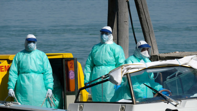Personal sanitario se dirige en una lancha ambulancia a un hospital de Venecia. fOTO: Manuel Silvestri / Reuters