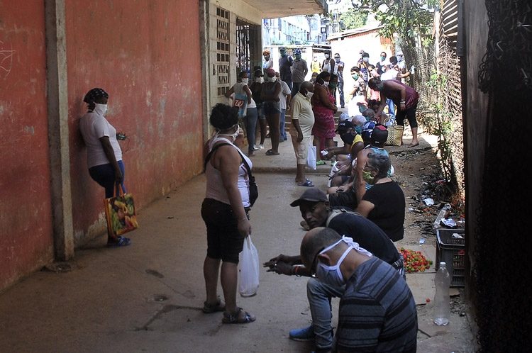 No solo existe aglomeración, sino que algunas personas no usan nasobucos. Foto José Raúl Rodríguez Robleda