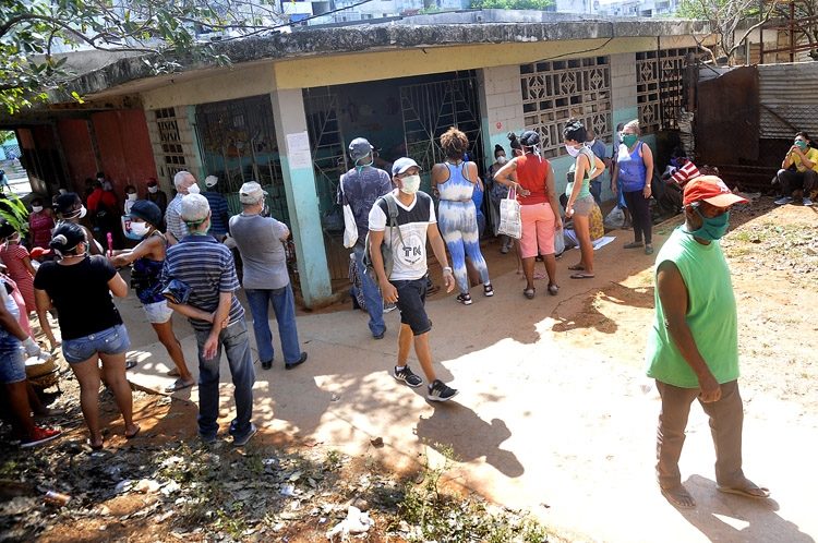 Recorrido por el barrio de Aldabó, municipio de Boyeros. Las personas continúan aglomerándose en los puntos de viandas, farmacias y mercados. Foto José Raúl Rodríguez Robleda