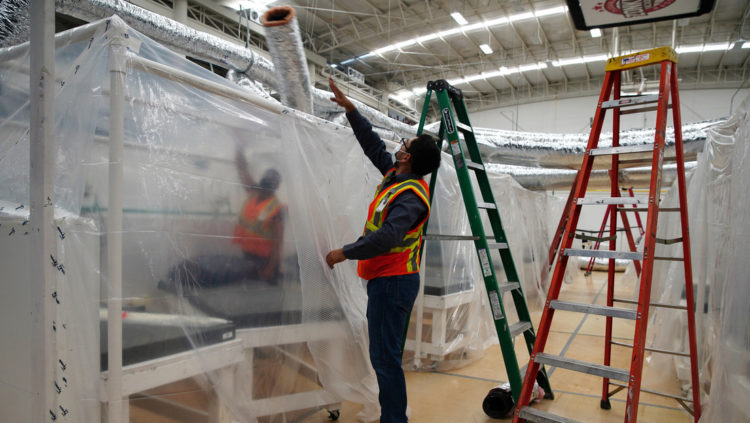 Un trabajador en un hospital temporal instalado en Tijuana, México, 25 de abril de 2020. Ariana Drehsler / Reuters