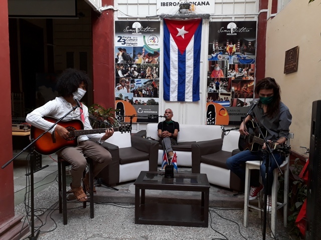 ). La Casa de Iberoamérica ha sido la plaza principal de los artistas holguineros para enviar a Cuba y el mundo sus mensajes de amor. Foto: Lianne Fonseca