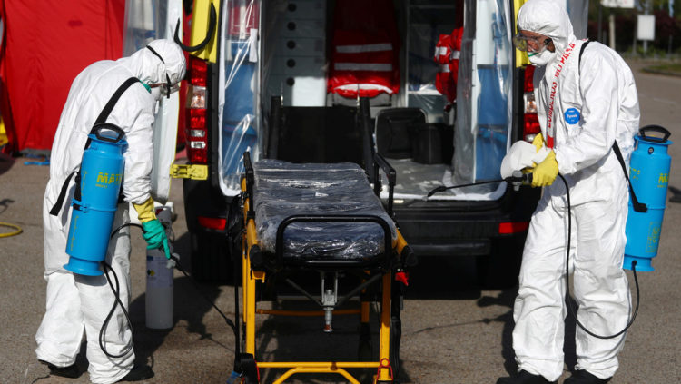 Desinfección de una ambulancia tras trasladar a un paciente con covid-19, Madrid, España. (Sergio Perez / Reuters)