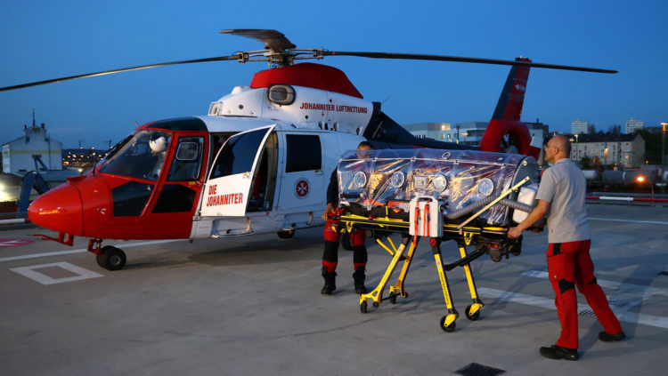 Un equipo de rescate alemán transporta a un paciente infectado con el coronavirus, Giessen, Alemania, 12 de abril de 2020. Foto: Kai Pfaffenbach / Reuters