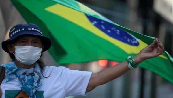 Según datos del Ministerio de Salud de Brasil, en 24 horas se registro un aumento de 3.058 personas confirmadas por Covid-19 y 204 decesos. | Foto: EFE