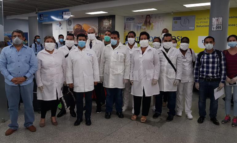 Con el enviado hacia Honduras, son 21 los grupos de profesionalidades cubanos de la salud que han partido hacia otros países para combatir la pandemia de la COVID-19. Foto: Tomada de MINREX