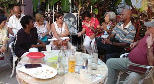 La tertulia Los cinco sentidos de inicios de marzo se realizó, por excepción, en la casa de la poetisa Carmen Serrano, quien acogió cariñosamente a los contertulios. Foto: Yamilet Calcines