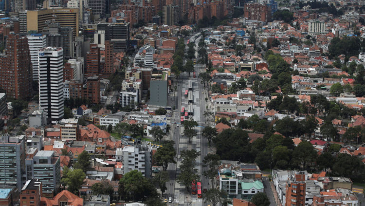 Vista aérea muestra las calles de Bogotá casi desiertas en medio de la pandemia. 7 de abril de 2020. Luisa Gonzalez / Reuters