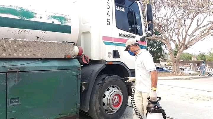 Los carros encargados de la distribución de alimentos y otros insumos reciben previamente una desinfección. Foto: Bárbara Suárez Ávalo