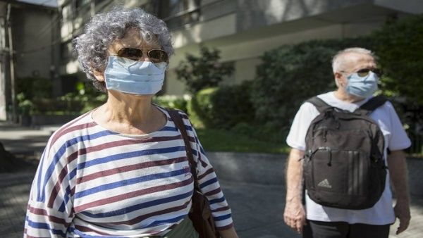 Autoridades y sociedad civil de Argentina han diseñado estrategias para proteger a los adultos mayores del coronavirus. | Foto: La Diaria