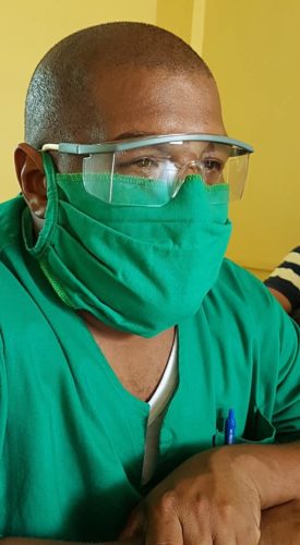 Doctor Carlos Hidalgo, un valiente que estuvo pendiente cada instante de la hospitalización de los ancianos.