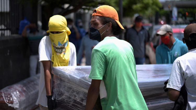 Cargan un ataúd en cementerio en Guayaquil, en medio del brote del coronavirus. Foto: Vicente Gaibor del Pino/Reuters