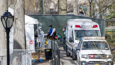 Un paciente llega a un hospital de campo en Nueva York, EE.UU. Foto: Mary Altaffer / AP